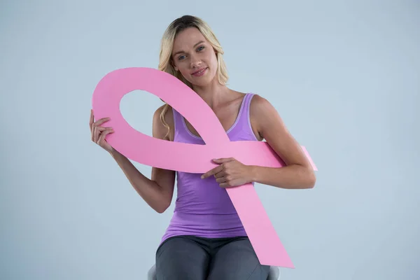 Vrouw met kartonnen Breast Cancer Awareness lint — Stockfoto