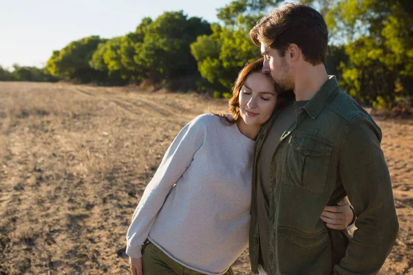 Pareja romántica en el campo —  Fotos de Stock