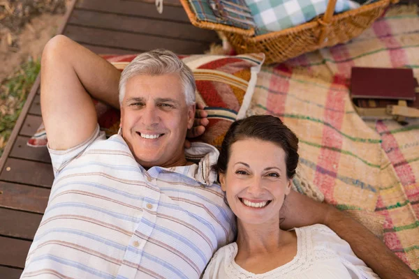 Retrato de casal feliz relaxante na casa de campo — Fotografia de Stock