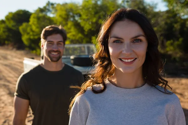 Portret van mooie vrouw door man — Stockfoto