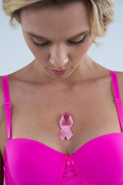 Kvinna med breast cancer awareness ribbon — Stockfoto