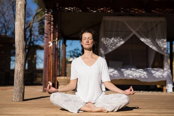 Pratik Yoga ahşap tahta üzerinde kadın — Stok fotoğraf
