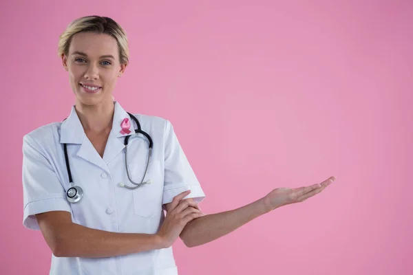 Joven mujer médico gesto — Foto de Stock