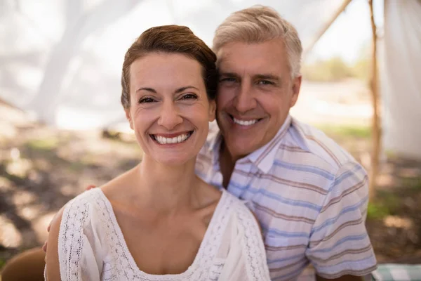 Lyckliga paret sitter i stugan — Stockfoto