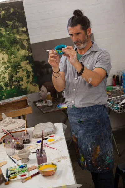 Hombre atento tazón de pintura — Foto de Stock
