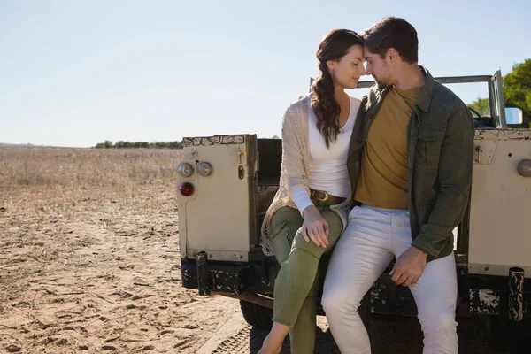 Casal romântico sentado em veículo off-road — Fotografia de Stock