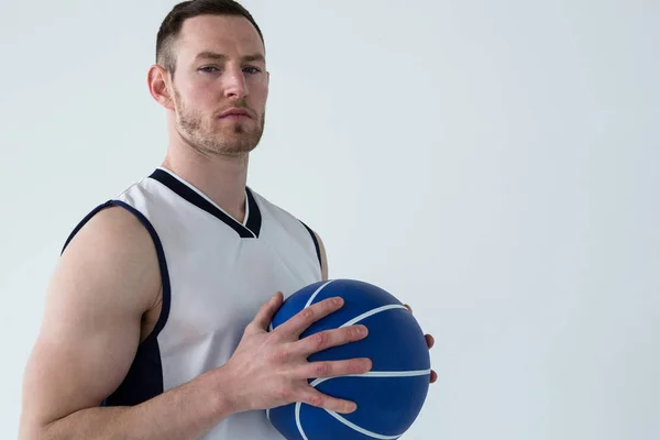 Pemain yang percaya diri memegang basket — Stok Foto