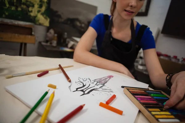 Mujer atenta dibujando en libro de dibujo — Foto de Stock