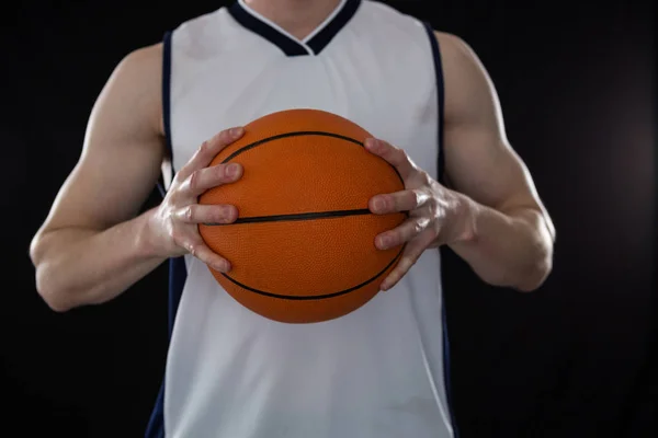 Jogador segurando basquete — Fotografia de Stock