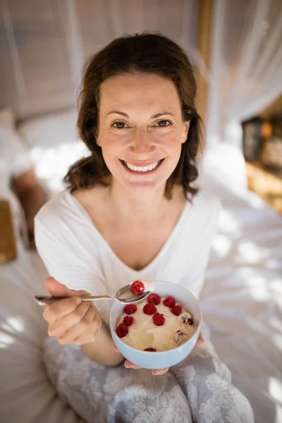 Ευτυχισμένη γυναίκα έχοντας πρωινό — Φωτογραφία Αρχείου