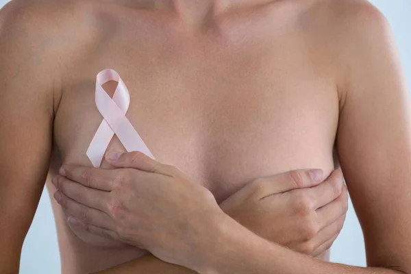 Kvinna med breast cancer awareness ribbon — Stockfoto