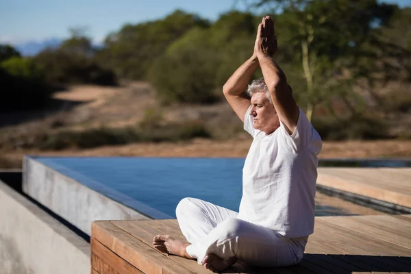 Adam ahşap tahta üzerinde Yoga uygulamak — Stok fotoğraf