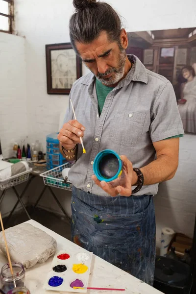 Hombre atento tazón de pintura — Foto de Stock