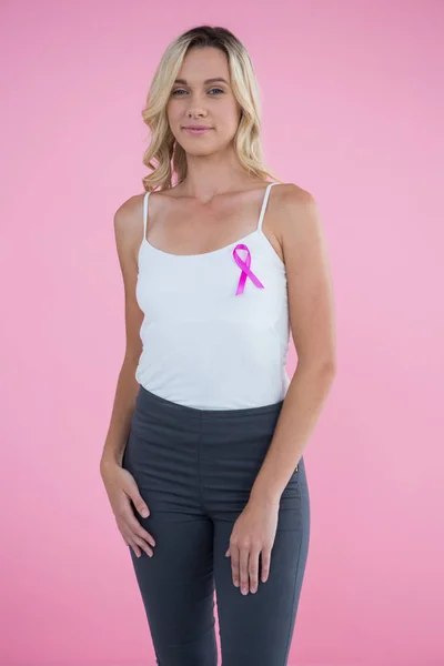 Mujer con cinta de conocimiento de cáncer de mama — Foto de Stock