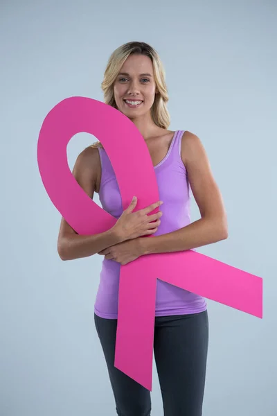 Kobieta trzyma Breast Cancer Awareness wstążki — Zdjęcie stockowe