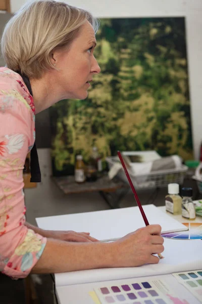 Dibujo de mujer en libro — Foto de Stock