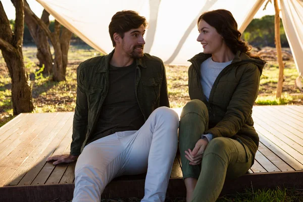 Pareja sentada en gazebo — Foto de Stock