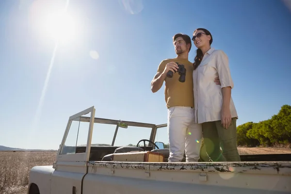 Couple looking away — Stock Photo, Image