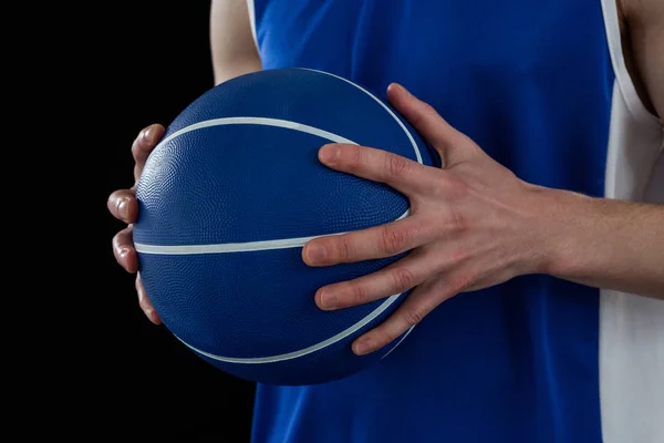 Jogador segurando basquete — Fotografia de Stock