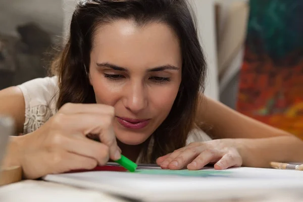 Mulher pintando um esboço — Fotografia de Stock