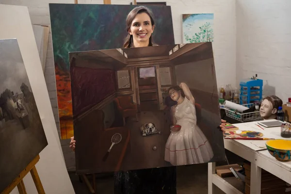 Kvinna som håller en målning i ritning klass — Stockfoto
