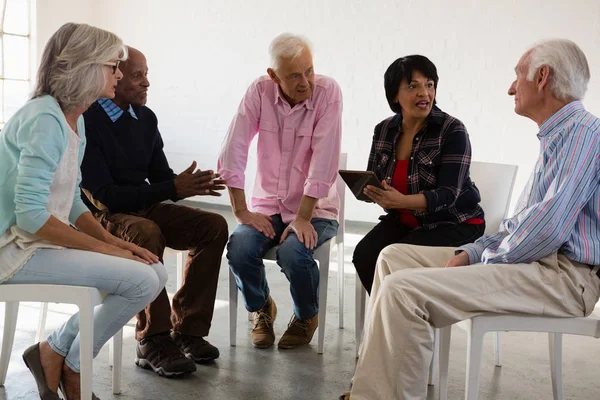 Amigos discutiendo sobre tableta — Foto de Stock