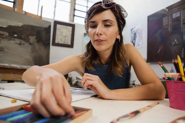 Femme dessin sur livre en classe de dessin — Photo