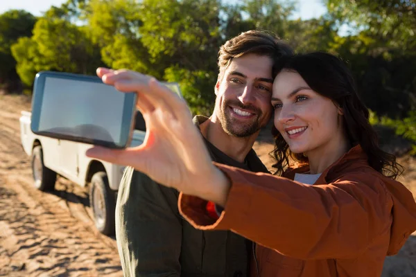 Frau mit Mann macht Selfie — Stockfoto