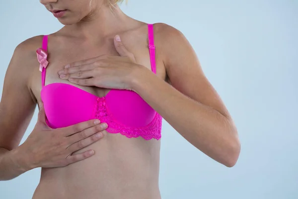 Žena s mašlí povědomí rakoviny prsu — Stock fotografie