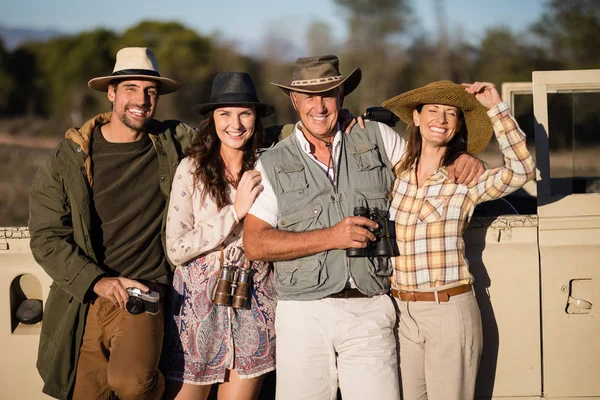 Amigos disfrutando durante las vacaciones de safari —  Fotos de Stock