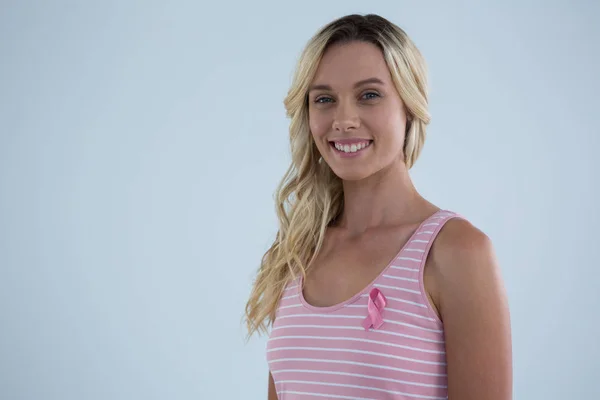 Mujer en camiseta con cinta rosa — Foto de Stock