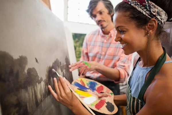 Homem assistindo mulher na pintura — Fotografia de Stock