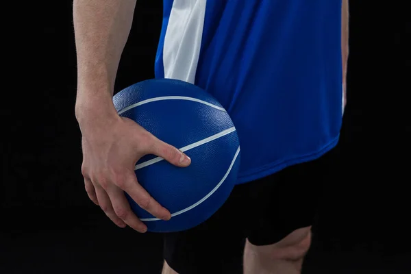 Jogador segurando basquete — Fotografia de Stock