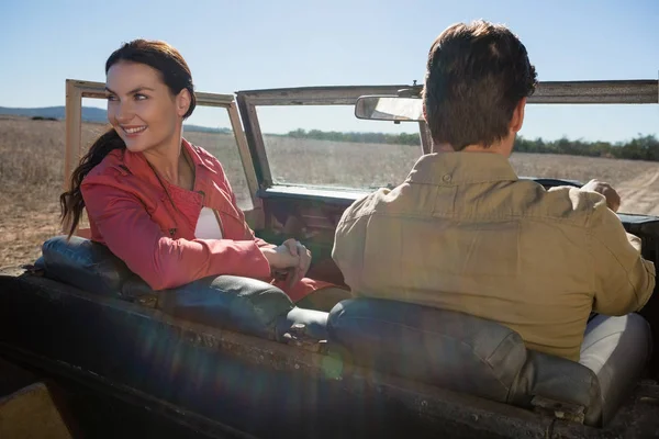 Femme avec l'homme regardant loin dans le véhicule hors route — Photo