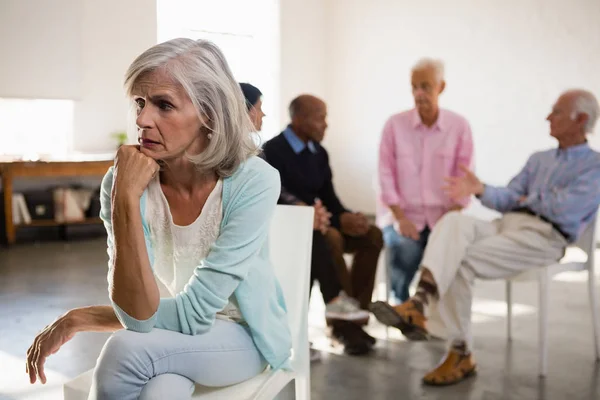 Preocupada mujer mayor con amigos — Foto de Stock