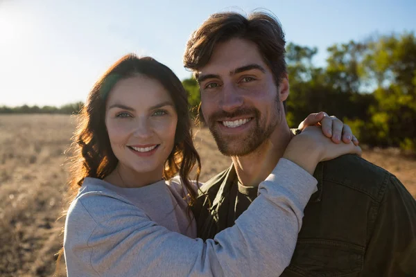 Porträtt av leende par på landskap — Stockfoto