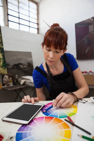 Kvinna som matchande färg med färgrutan — Stockfoto
