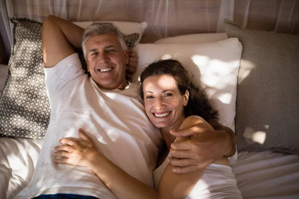 Couple relaxant dans le lit à baldaquin — Photo