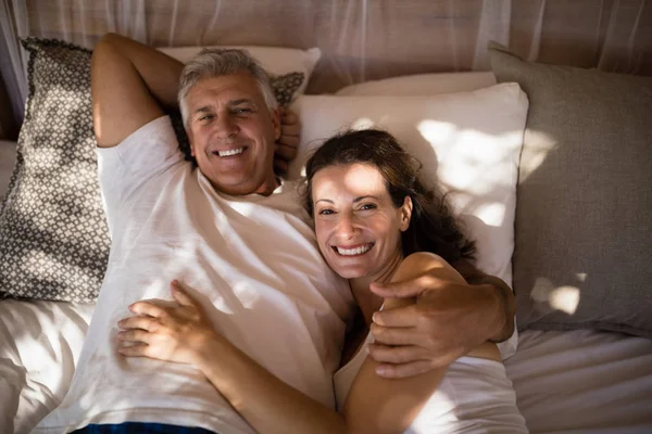 Pareja relajante en cama con dosel — Foto de Stock