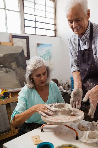 Чоловік допомагає жінці у виготовленні кераміки — стокове фото