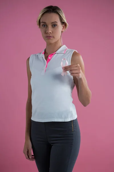 Femme avec ruban de sensibilisation au cancer du sein — Photo