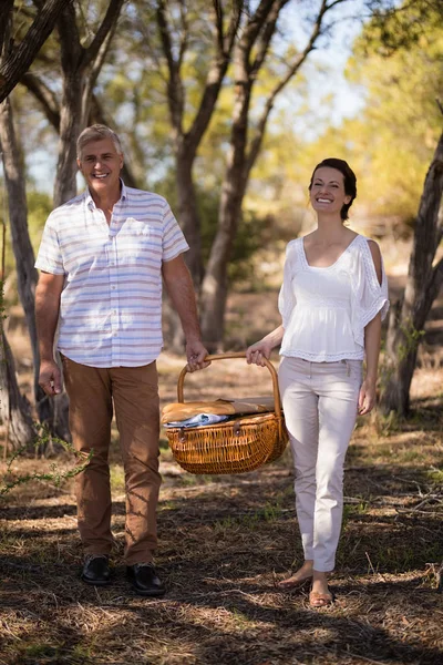 Couple tenant un panier en osier — Photo