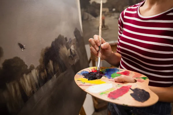 Mujer pintando sobre lienzo en clase de dibujo — Foto de Stock