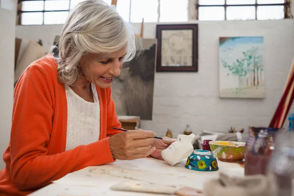 Mujer mayor tazón de pintura — Foto de Stock