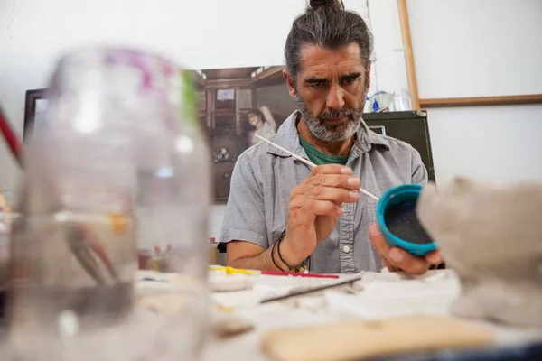 Hombre atento tazón de pintura — Foto de Stock