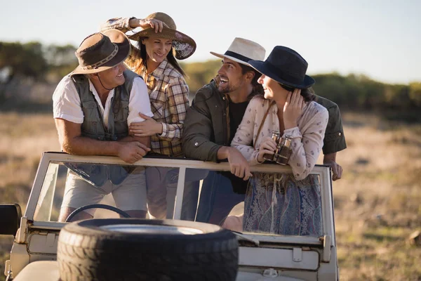 Amigos disfrutando durante las vacaciones de safari —  Fotos de Stock