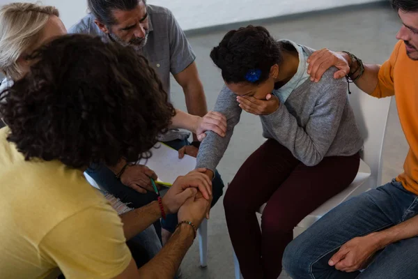 Hoge hoekmening van vrienden troostende vrouw — Stockfoto