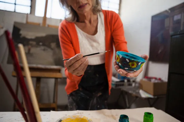 Mujer cuenco pintura — Foto de Stock