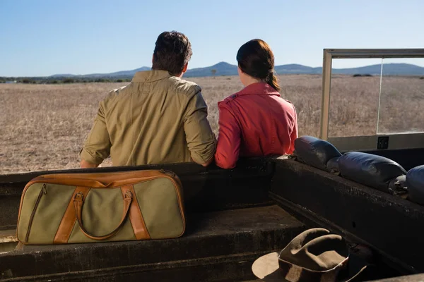 Couple par véhicule hors route regardant le paysage — Photo