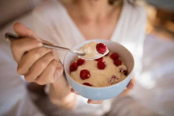 Vrouw ontbijten — Stockfoto